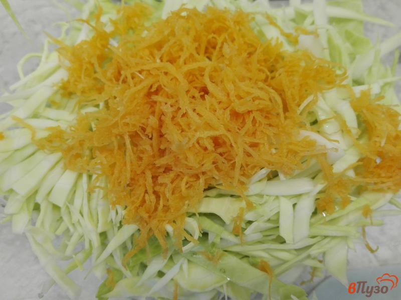 Фото приготовление рецепта: Салат из капусты с оливками шаг №2