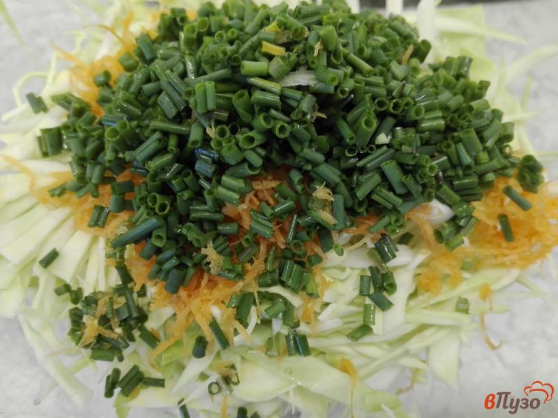 Фото приготовление рецепта: Салат из капусты с оливками шаг №3