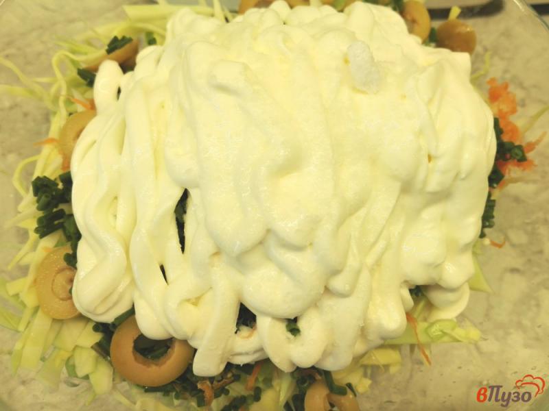 Фото приготовление рецепта: Салат из капусты с оливками шаг №5
