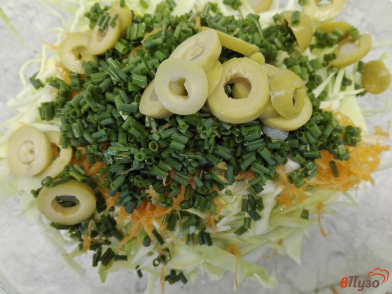 Фото приготовление рецепта: Салат из капусты с оливками шаг №4