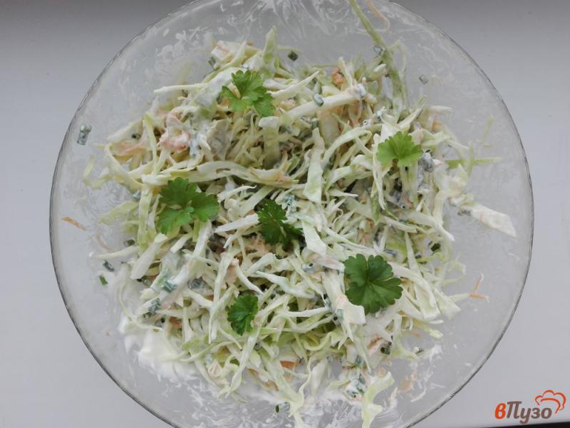 Фото приготовление рецепта: Салат из капусты с оливками шаг №6