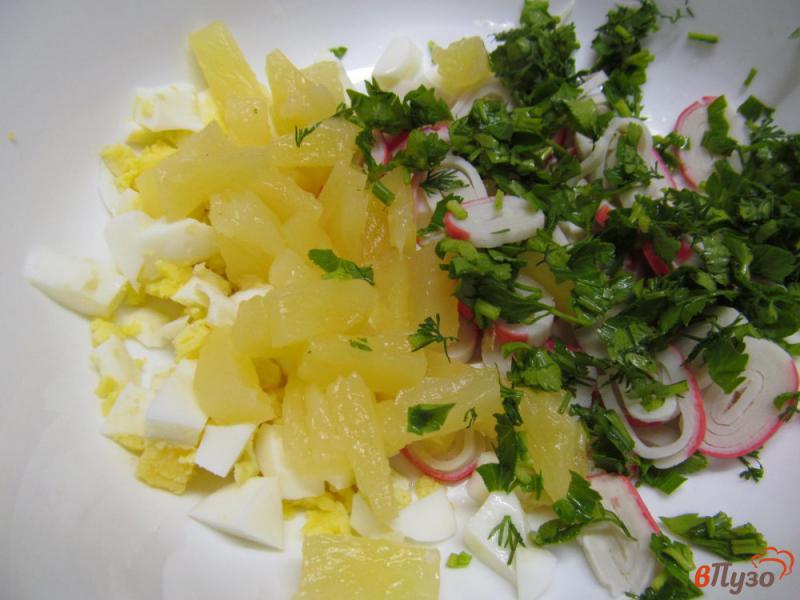 Фото приготовление рецепта: Салат с консервированным ананасом и крабовыми палочками шаг №2