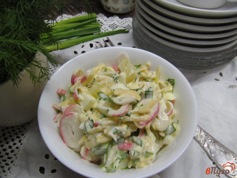 Фото приготовление рецепта: Салат с консервированным ананасом и крабовыми палочками шаг №4