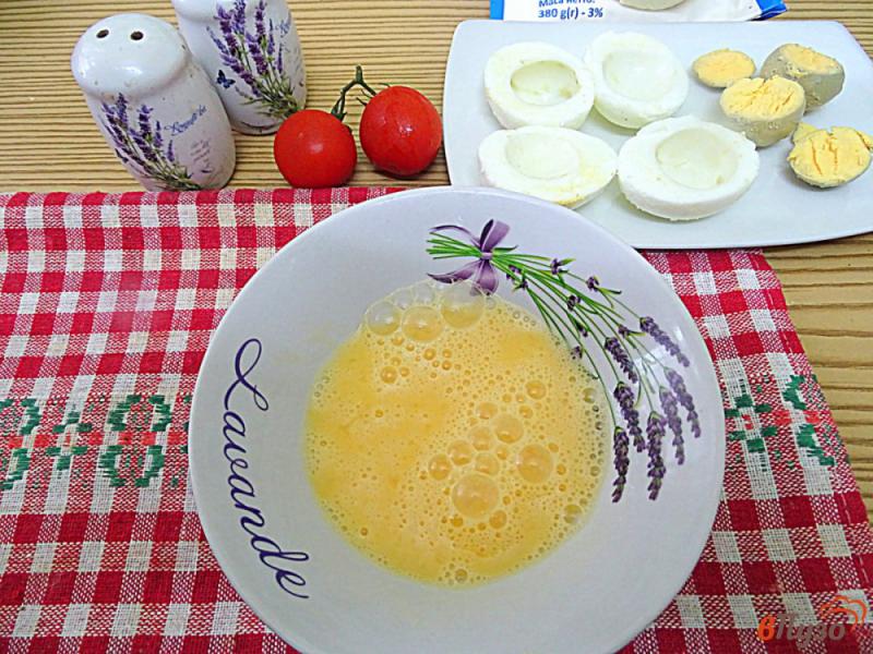 Фото приготовление рецепта: Закуска из обжареных яиц шаг №3