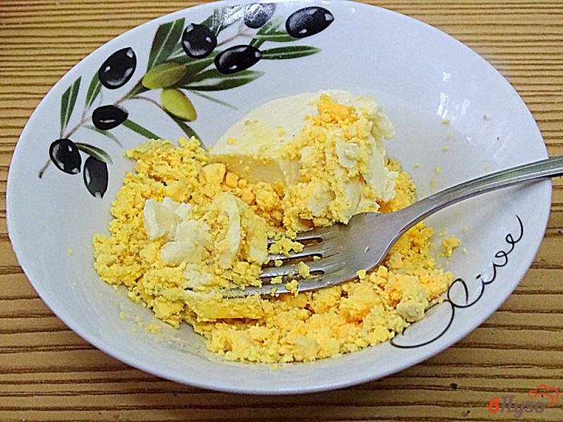 Фото приготовление рецепта: Закуска из обжареных яиц шаг №8
