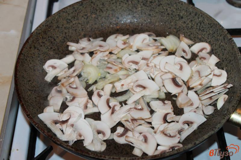 Фото приготовление рецепта: Блины с курицей и грибами шаг №3