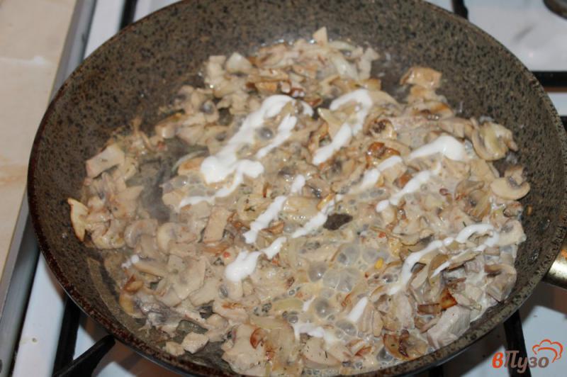 Фото приготовление рецепта: Блины с курицей и грибами шаг №5
