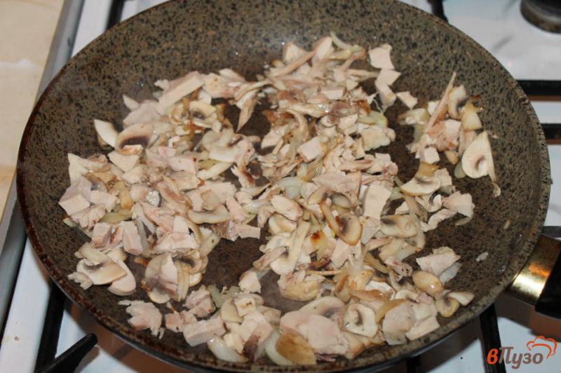 Фото приготовление рецепта: Блины с курицей и грибами шаг №4