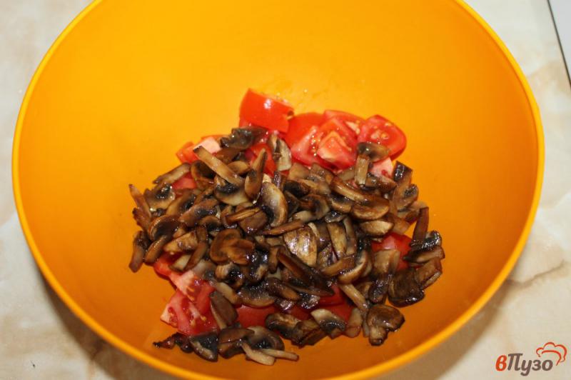 Фото приготовление рецепта: Салат из грибов с оливками и помидорами шаг №3