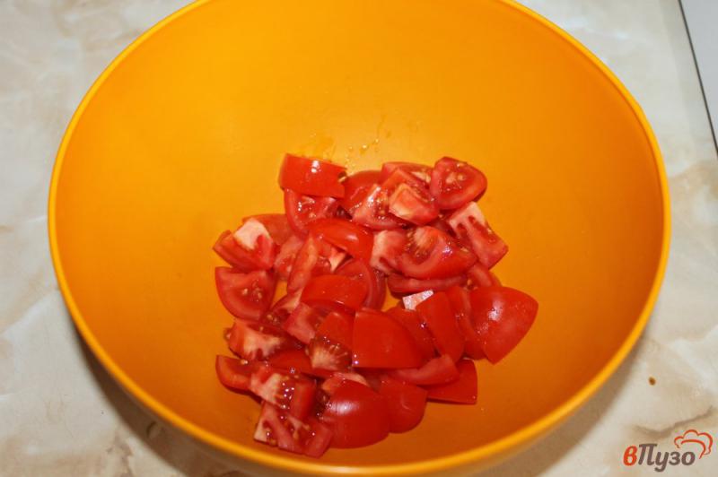 Фото приготовление рецепта: Салат из грибов с оливками и помидорами шаг №2