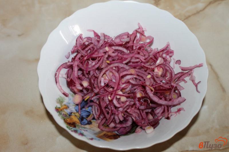 Фото приготовление рецепта: Салат из грибов с оливками и помидорами шаг №4