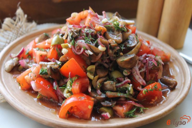 Фото приготовление рецепта: Салат из грибов с оливками и помидорами шаг №7