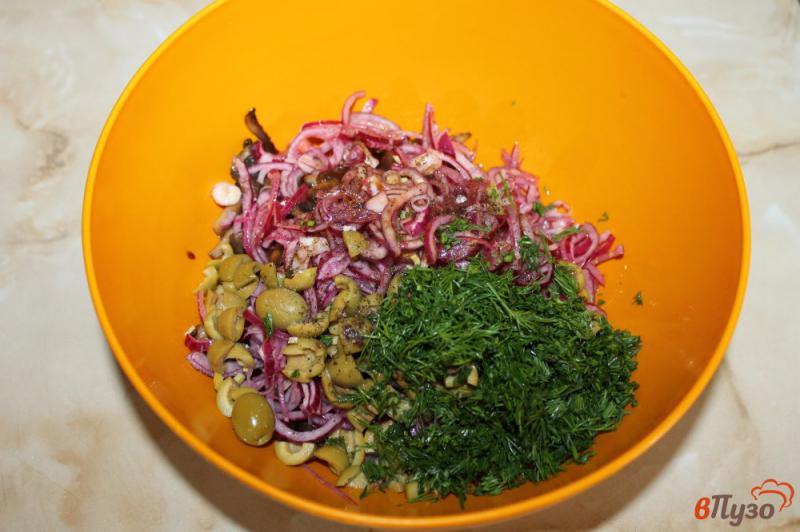 Фото приготовление рецепта: Салат из грибов с оливками и помидорами шаг №6