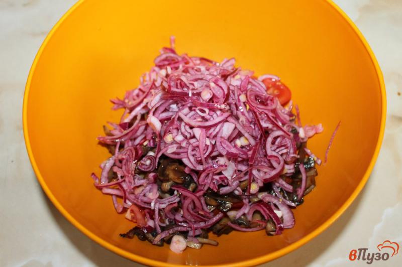 Фото приготовление рецепта: Салат из грибов с оливками и помидорами шаг №5