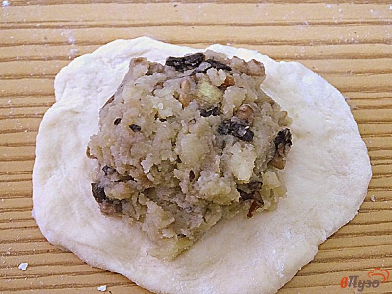 Фото приготовление рецепта: Пирожки с картошкой и грибами,  дрожжевые шаг №11