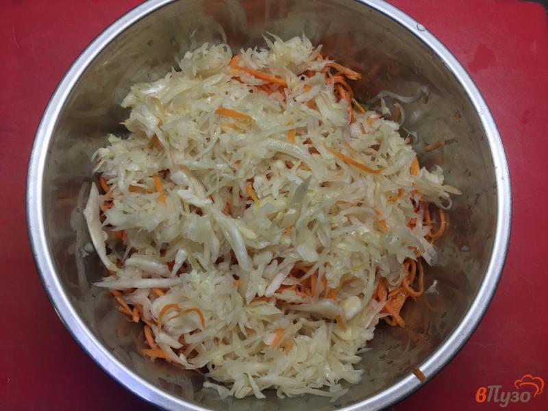 Фото приготовление рецепта: Домашний салат из квашенной капусты, огурцов и корейской моркови с душистым маслом шаг №3