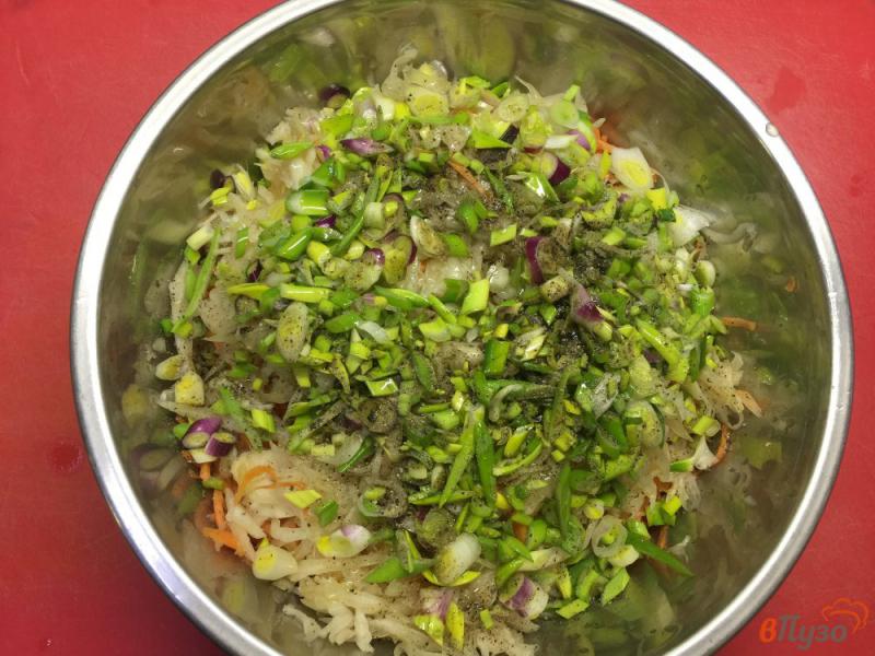 Фото приготовление рецепта: Домашний салат из квашенной капусты, огурцов и корейской моркови с душистым маслом шаг №4