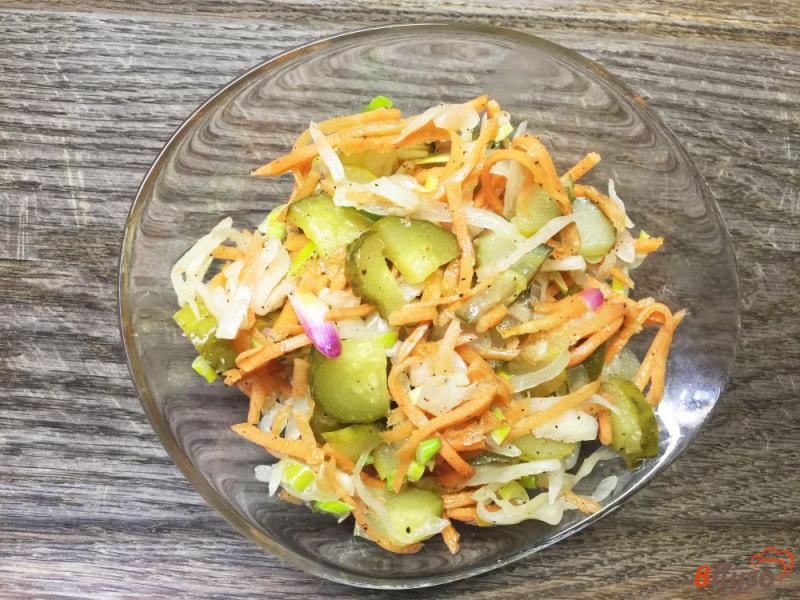 Фото приготовление рецепта: Домашний салат из квашенной капусты, огурцов и корейской моркови с душистым маслом шаг №5