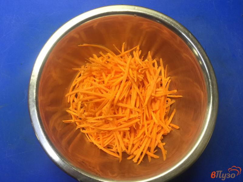 Фото приготовление рецепта: Салат из свежей моркови с сыром и чесноком шаг №1
