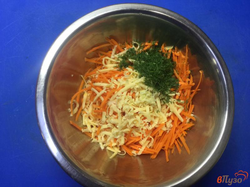 Фото приготовление рецепта: Салат из свежей моркови с сыром и чесноком шаг №2