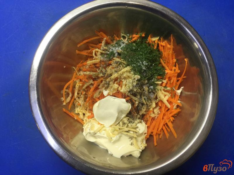 Фото приготовление рецепта: Салат из свежей моркови с сыром и чесноком шаг №3
