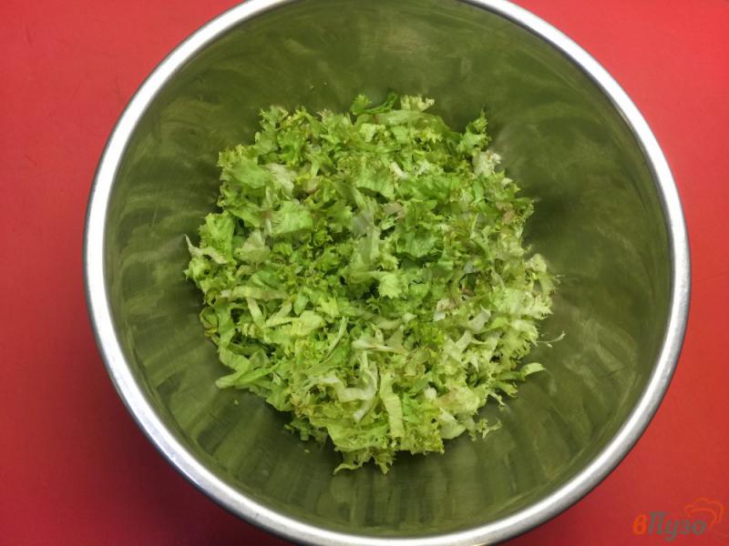Фото приготовление рецепта: Салат из капусты с листьями салата и болгарским перцем шаг №1