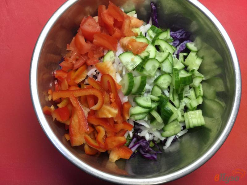 Фото приготовление рецепта: Салат из капусты с листьями салата и болгарским перцем шаг №3