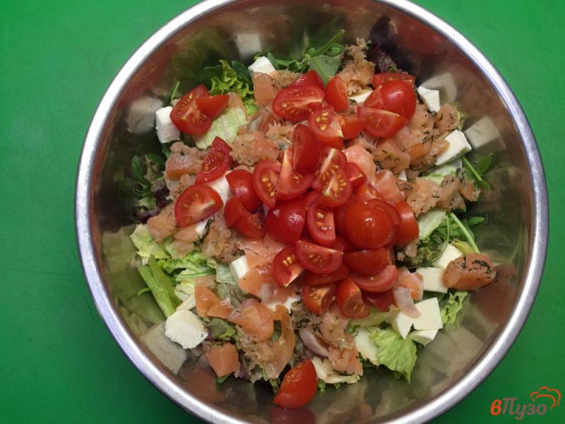 Фото приготовление рецепта: Микс салата с рыбой, помидорами черри и моцареллой шаг №4