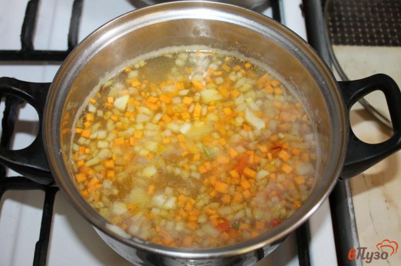 Фото приготовление рецепта: Суп с фрикадельками и яйцом шаг №3