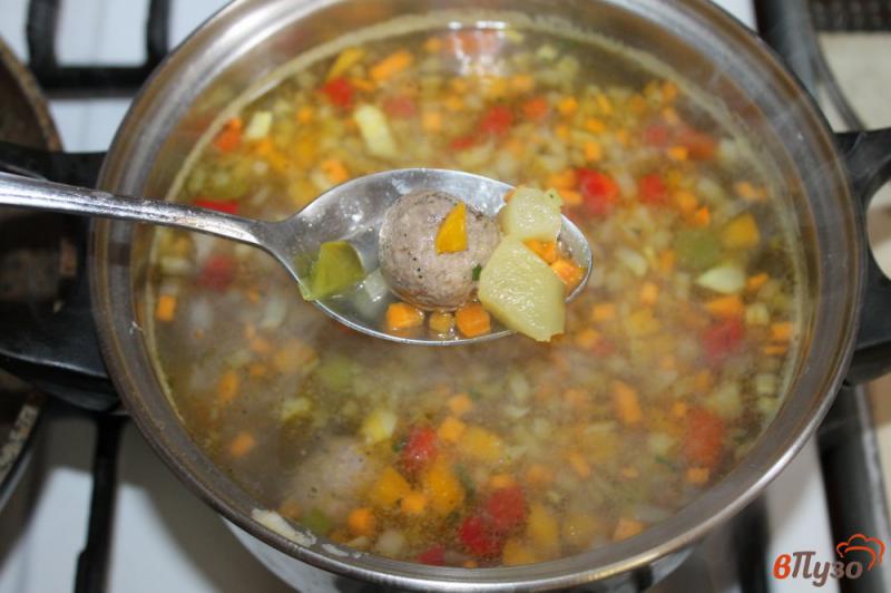 Фото приготовление рецепта: Суп с фрикадельками и яйцом шаг №5