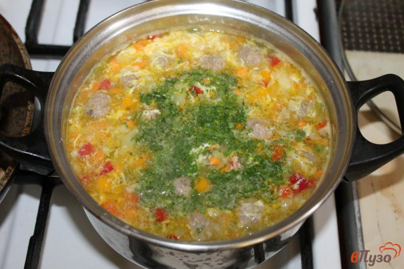Фото приготовление рецепта: Суп с фрикадельками и яйцом шаг №7