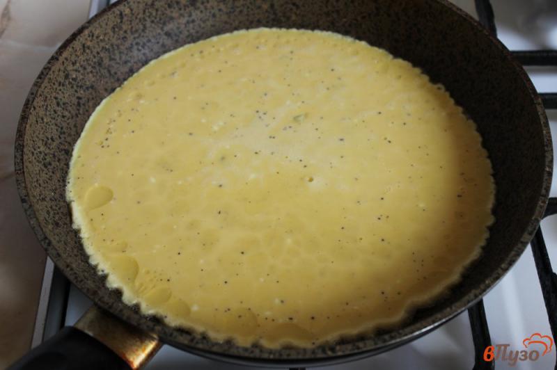 Фото приготовление рецепта: Омлет с уткой и сыром шаг №3