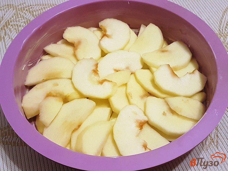 Фото приготовление рецепта: Яблоная шарлотка шаг №5
