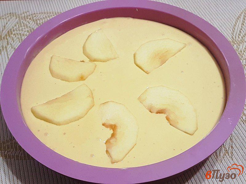 Фото приготовление рецепта: Яблоная шарлотка шаг №7