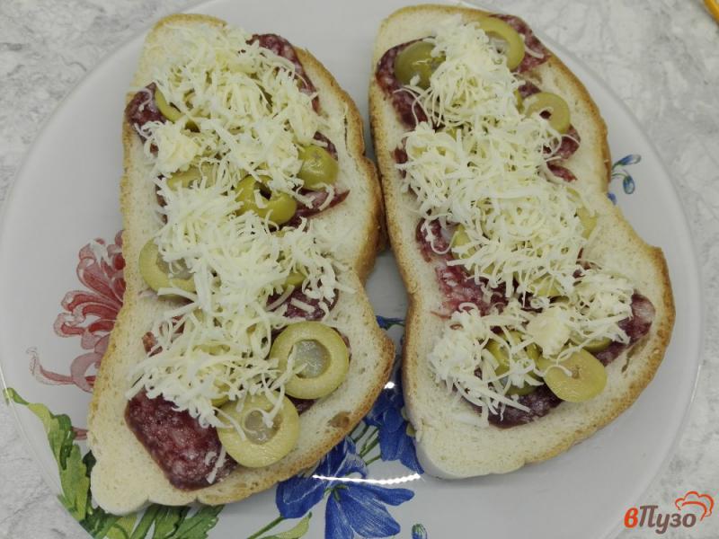 Фото приготовление рецепта: Тосты с колбасой, сыром и оливками в духовке шаг №4