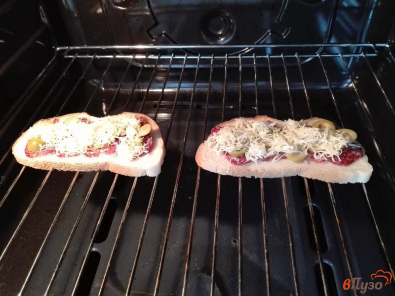 Фото приготовление рецепта: Тосты с колбасой, сыром и оливками в духовке шаг №5