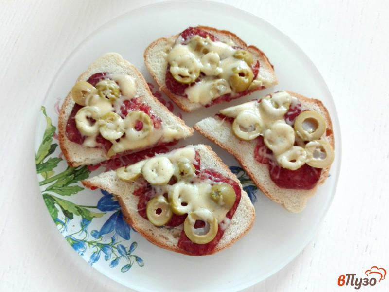 Фото приготовление рецепта: Тосты с колбасой, сыром и оливками в духовке шаг №6