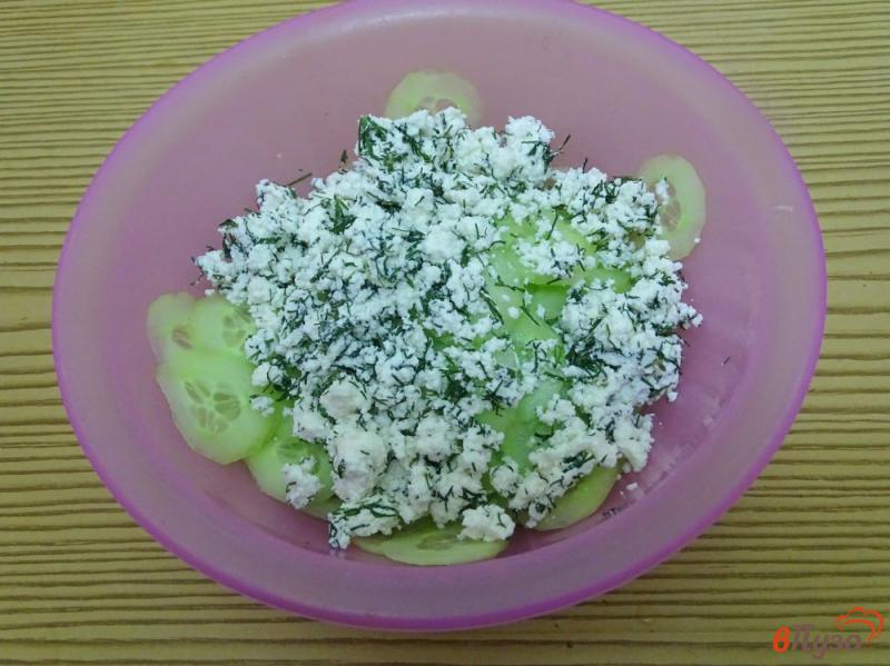 Фото приготовление рецепта: Салат с огурцом и творогом шаг №3