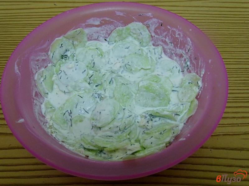 Фото приготовление рецепта: Салат с огурцом и творогом шаг №4