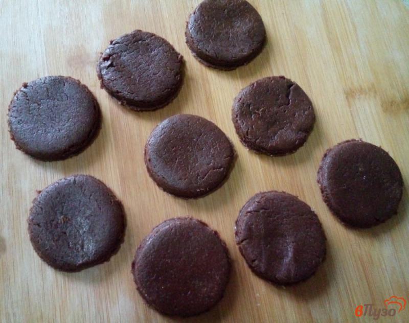Фото приготовление рецепта: Шоколадное сахарное печенье шаг №6
