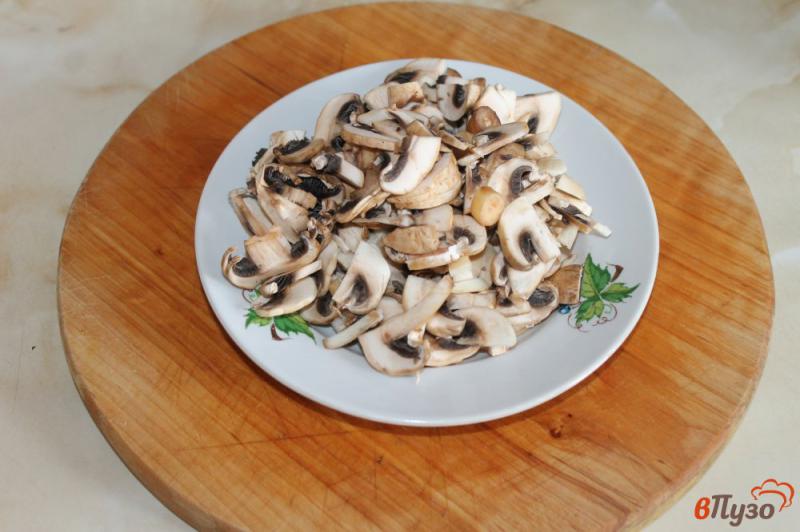 Фото приготовление рецепта: Картофель с грибами и луком под сыром шаг №3