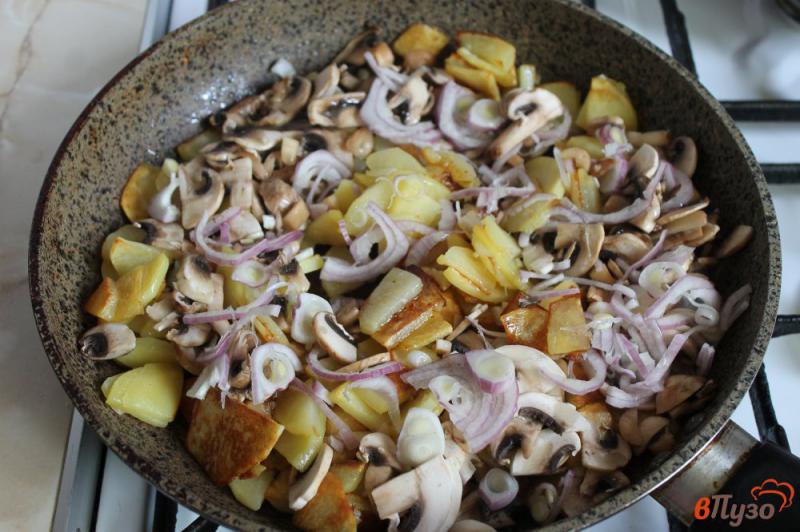 Фото приготовление рецепта: Картофель с грибами и луком под сыром шаг №4