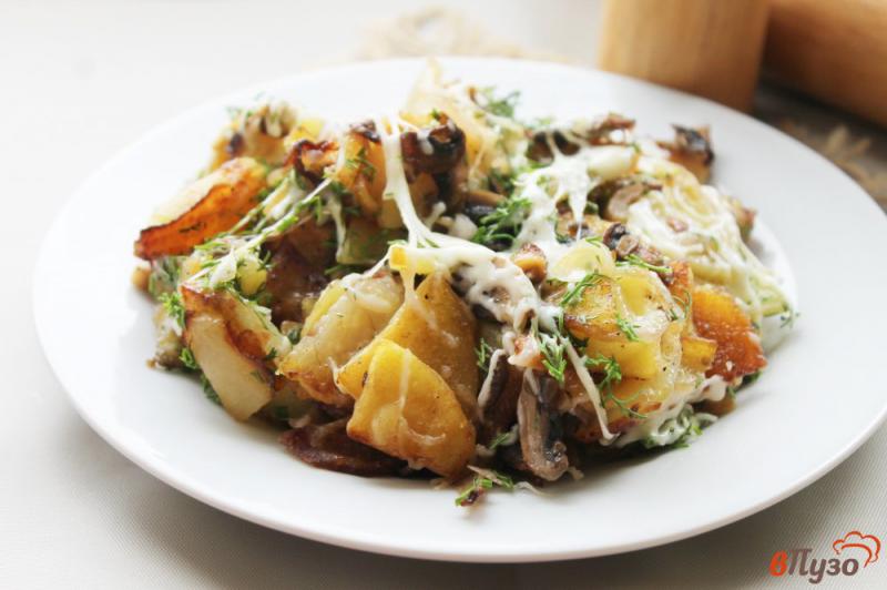Фото приготовление рецепта: Картофель с грибами и луком под сыром шаг №6