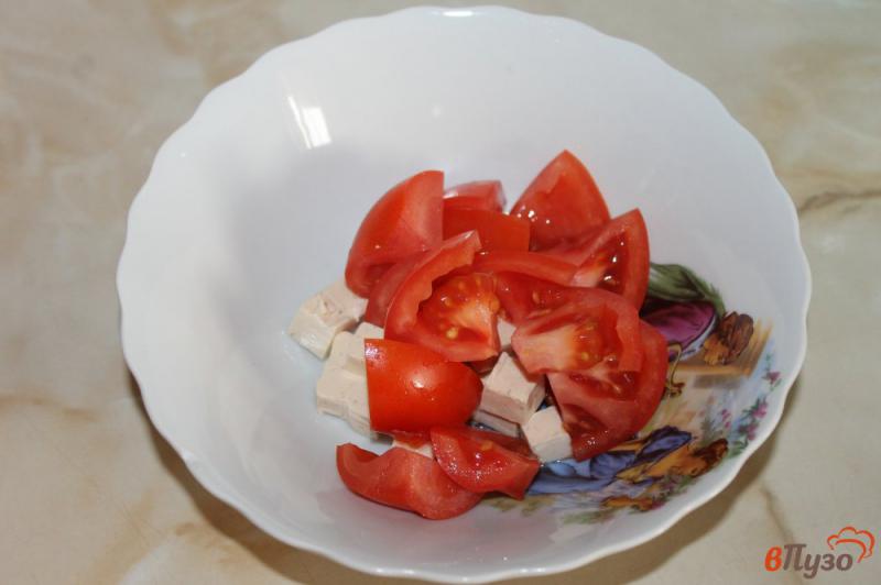 Фото приготовление рецепта: Салат из помидоров с плавленым сыром и сметаной шаг №2
