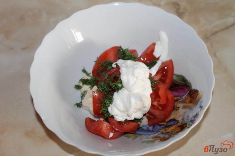 Фото приготовление рецепта: Салат из помидоров с плавленым сыром и сметаной шаг №4