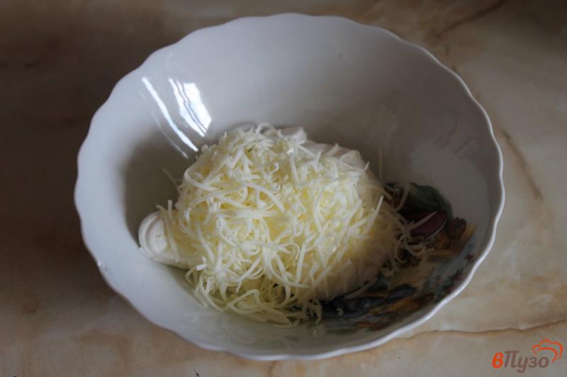 Фото приготовление рецепта: Сметанный дип с сыром и укроп шаг №2