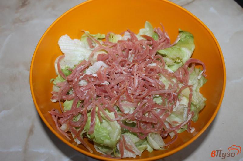 Фото приготовление рецепта: Салат из айсберга с вяленым мясом и томатами под сыром шаг №2