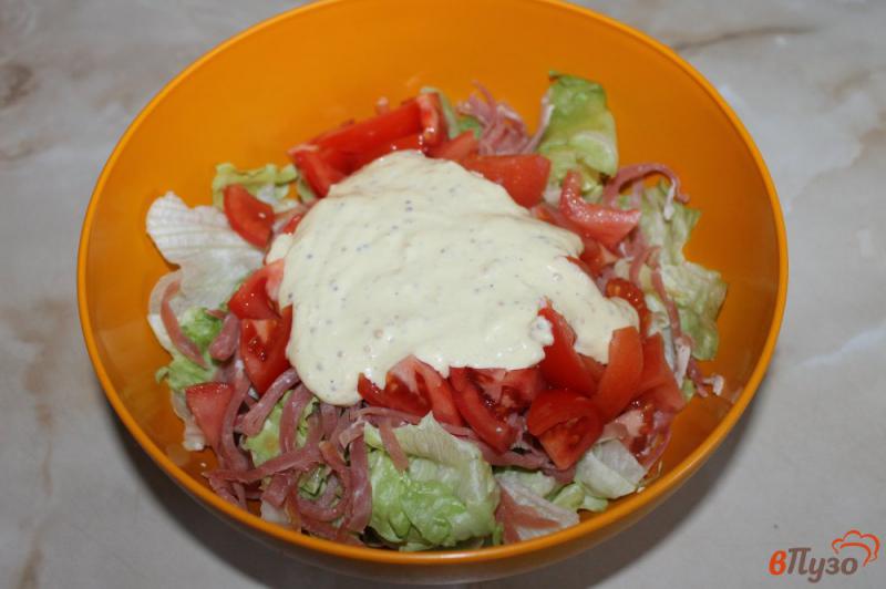 Фото приготовление рецепта: Салат из айсберга с вяленым мясом и томатами под сыром шаг №4