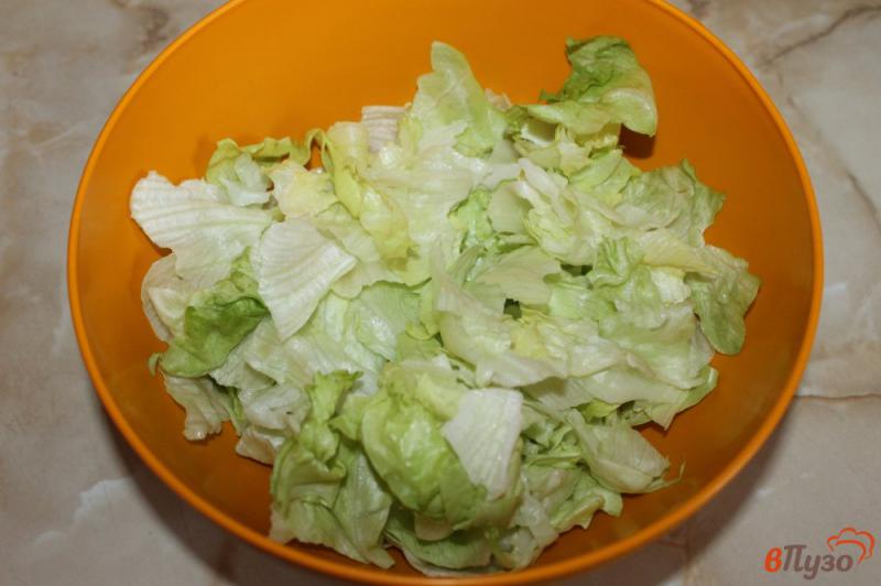 Фото приготовление рецепта: Салат из айсберга с вяленым мясом и томатами под сыром шаг №1