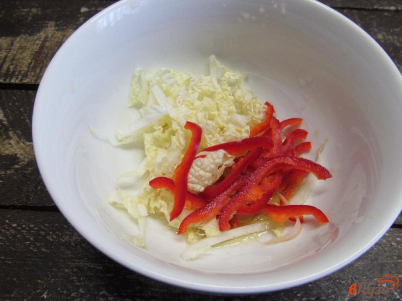Фото приготовление рецепта: Салат из болгарского перца с огурцом в апельсиновом соусе шаг №3